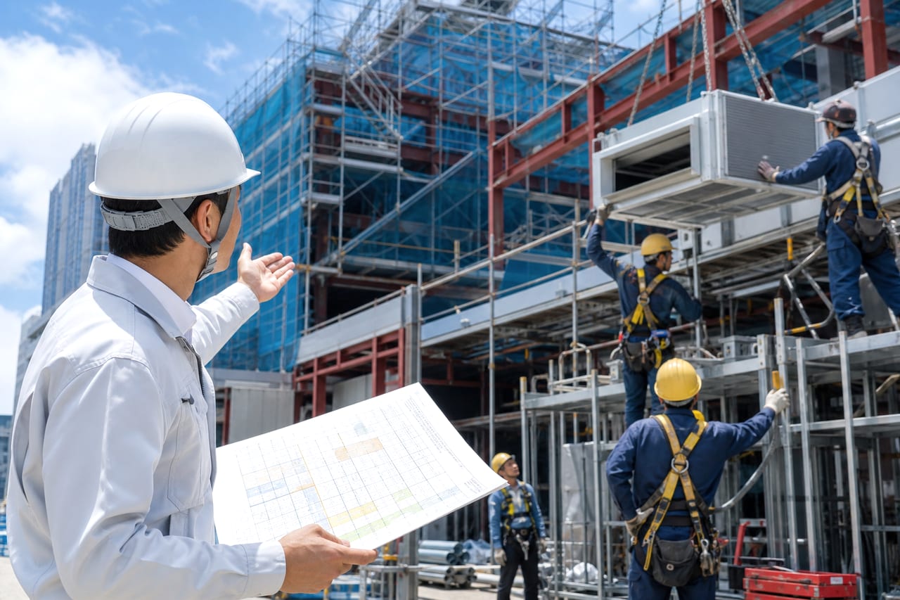 ゼネコンとサブコンの違いを表す建設現場のイメージ(全体を統括する元請と、専門工事を担う下請)