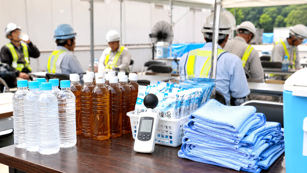 熱中症対策として水と麦茶と塩分補給品を準備する現場休憩所