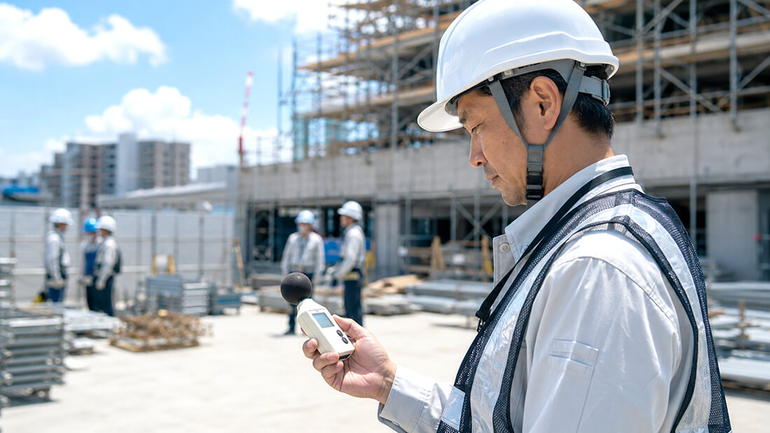 建設現場でWBGT計を確認する安全管理担当者
