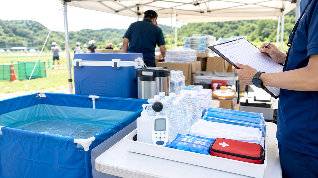 屋外イベントの救護所に熱中症対策用品を準備している様子