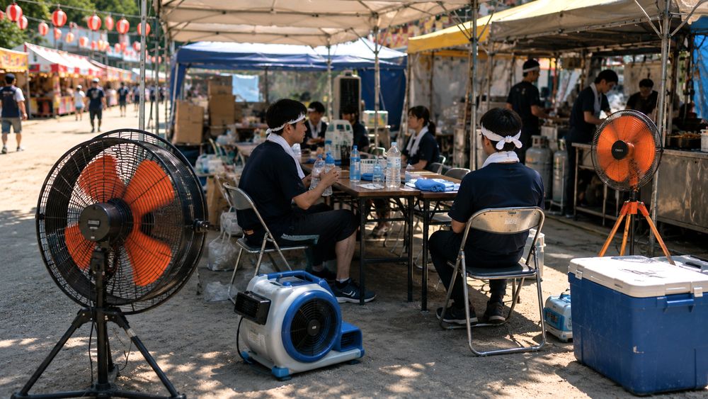 夏祭りの屋台裏や休憩所で工場扇を使うイメージ