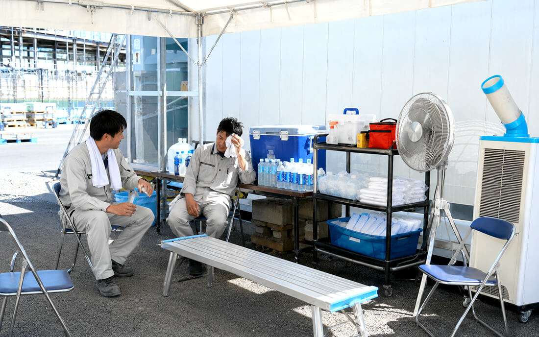 冷却用品や飲料が用意された現場の休憩所