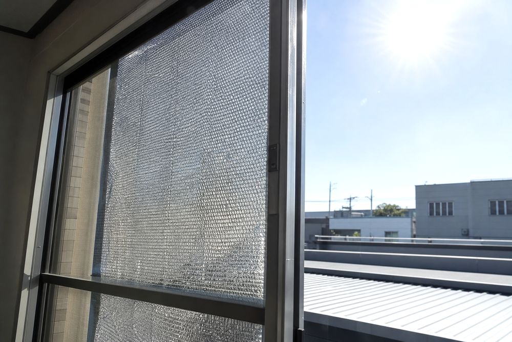 窓・屋根下に遮熱シートで日射を抑えるイメージ