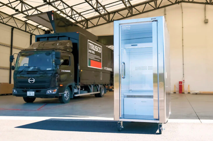 トラック横に置かれたど冷えもんBOX。搬入はフォークリフト推奨