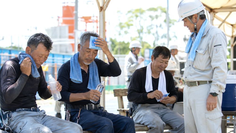 50代作業者が休憩中に冷感タオルを使うイメージ