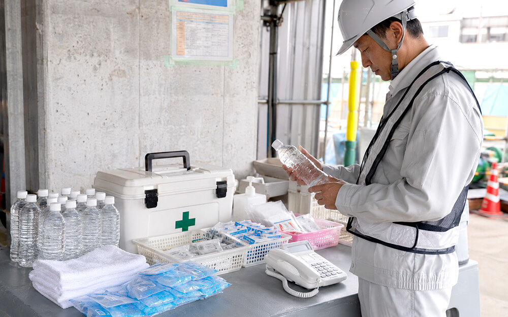 炭酸水と熱中症応急セットを備えた現場休憩所