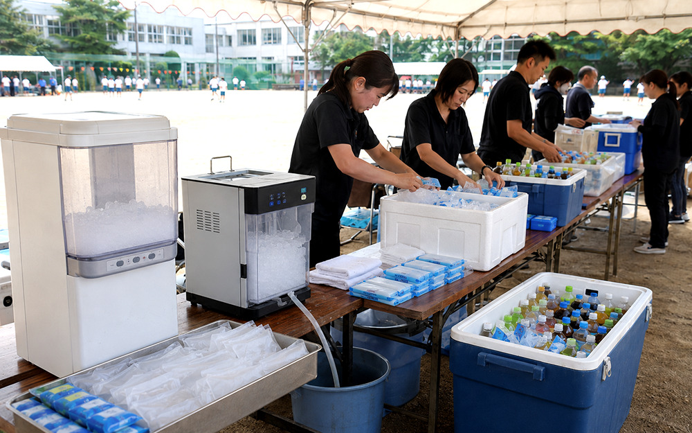 運動会で製氷機とアイススラリーを準備する様子