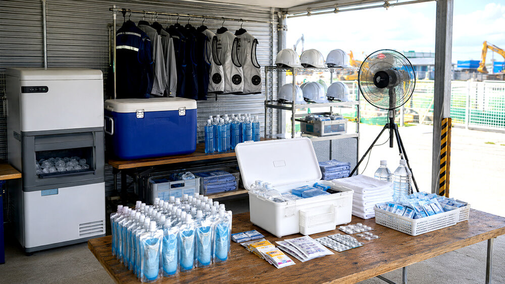 製氷機・冷却ベスト・応急セットを備えた現場休憩所