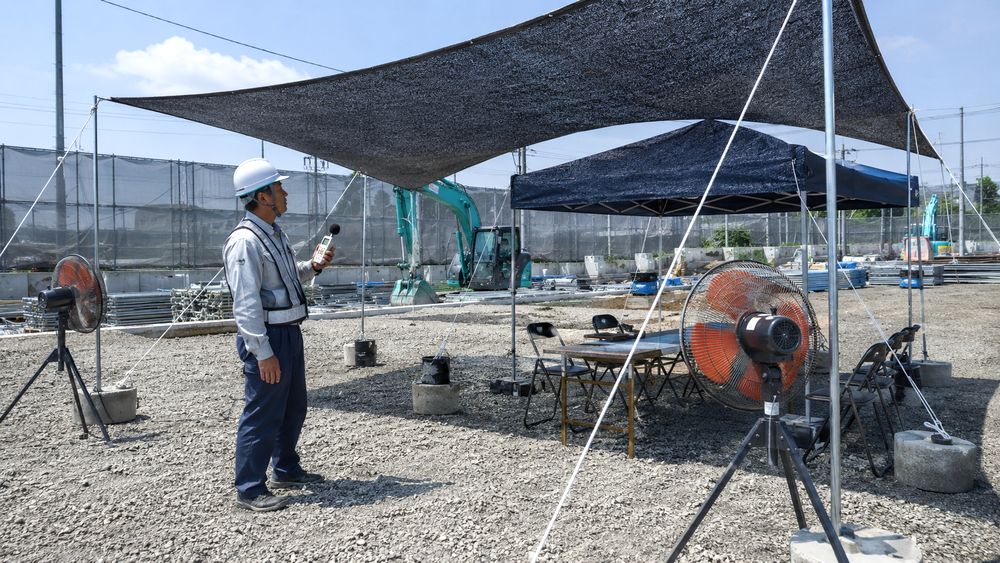 遮光ネットと工場扇で直射日光とふく射熱を抑え作業環境の暑さを下げる現場