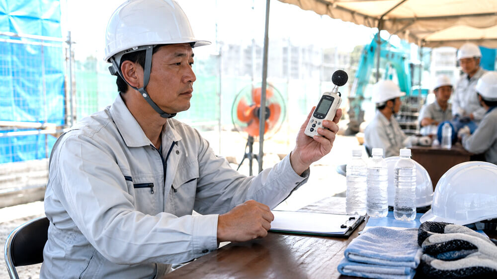 現場でWBGT計を確認し熱中症リスクを把握する担当者